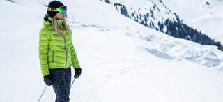 should ski jacket be tight or loose