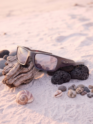 Shop holiday + travel