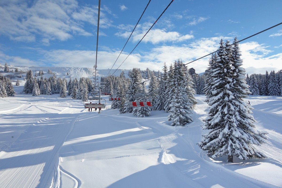 A chair lift over the snowy piste in Avoriaz, France 