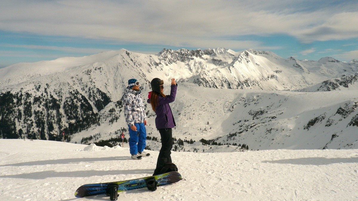 Two snowboarders on the piste in Bansko